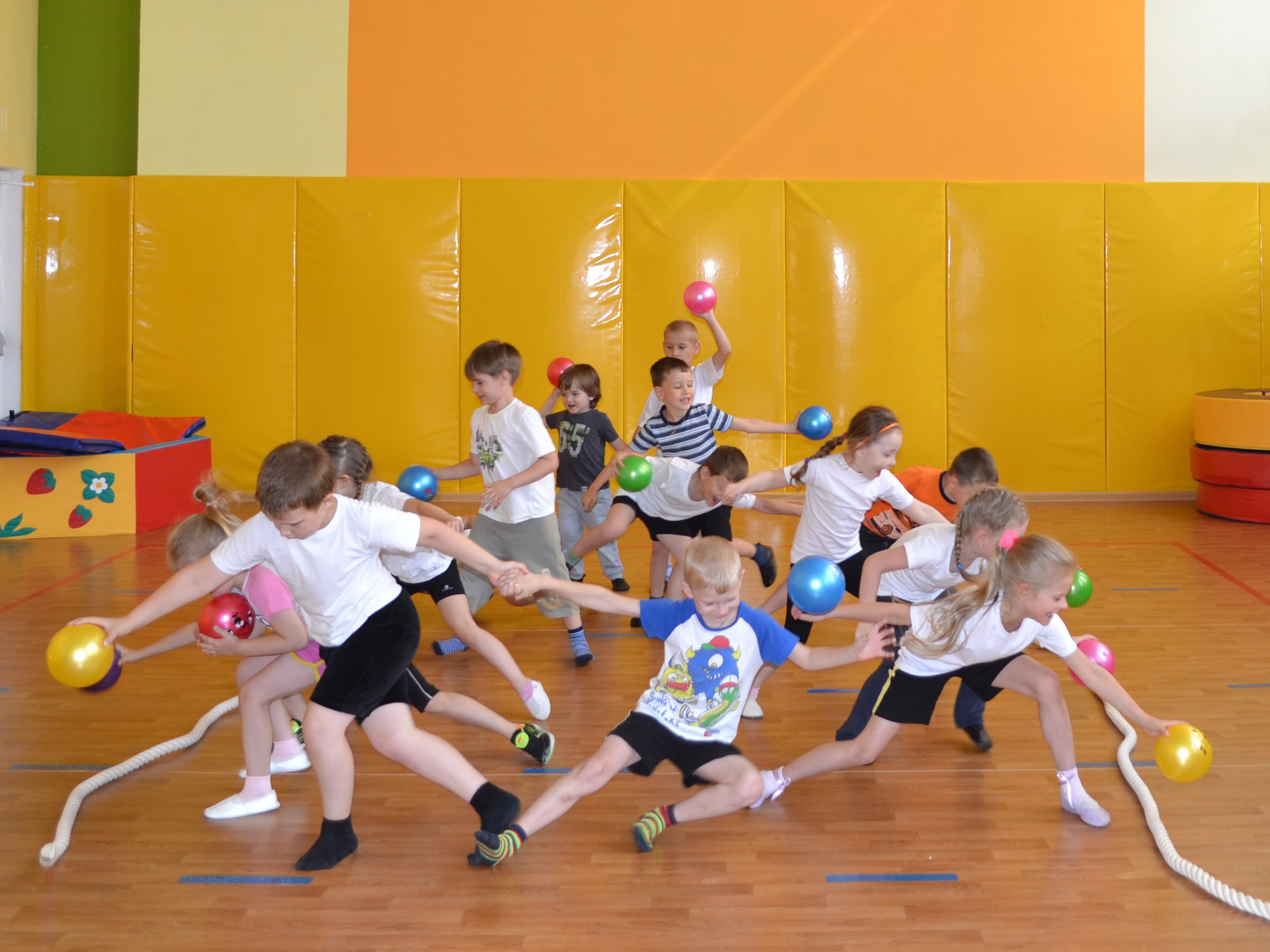 3 подвижных игры по физкультуре. Подвижные игры. Спортивные и подвижные игры. Дети в подвижной игре. Игровая физкультура для дошкольников.