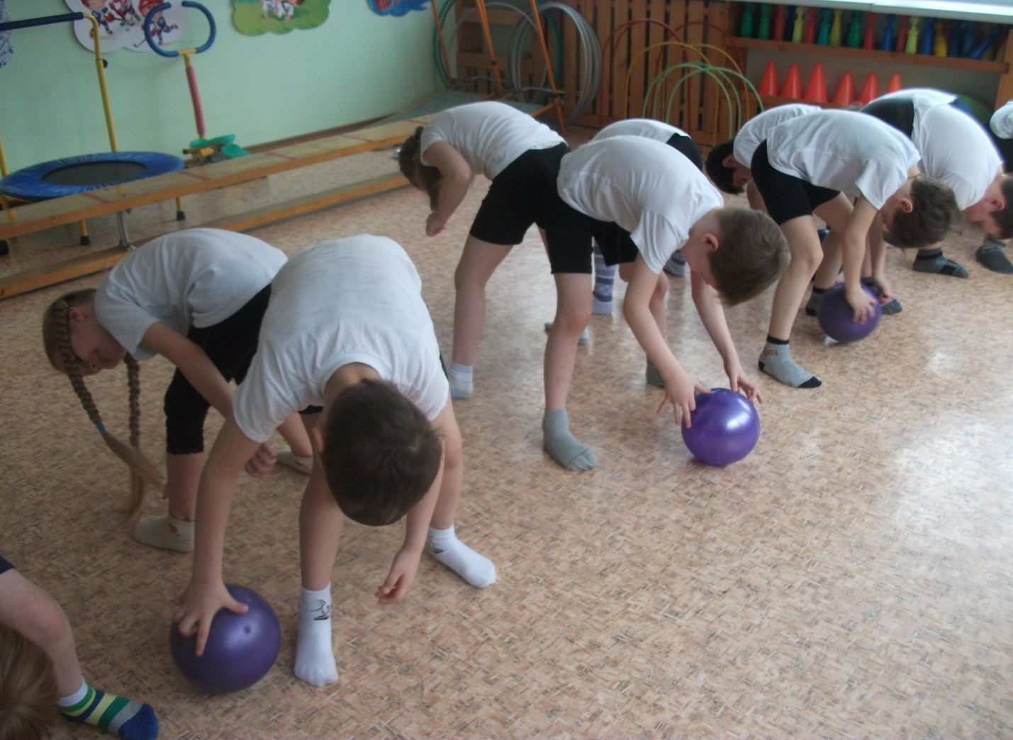 Игры с мячом в классе. Физкультурные занятия в детском саду. Дети на физкультуре в детском саду. Занятия по физкультуре в подготовительной группе. Дети на физкультурном занятии.