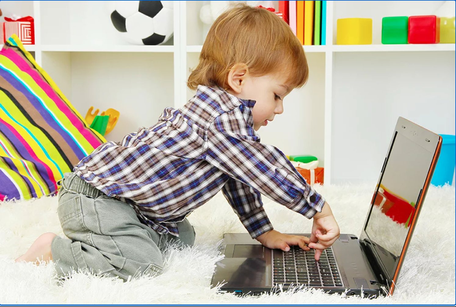 Игра компьютер малышу. Компьютер для детей. Компьютерные игры для детей. Дошкольник и компьютер. Ребёнок играет в компьютер.