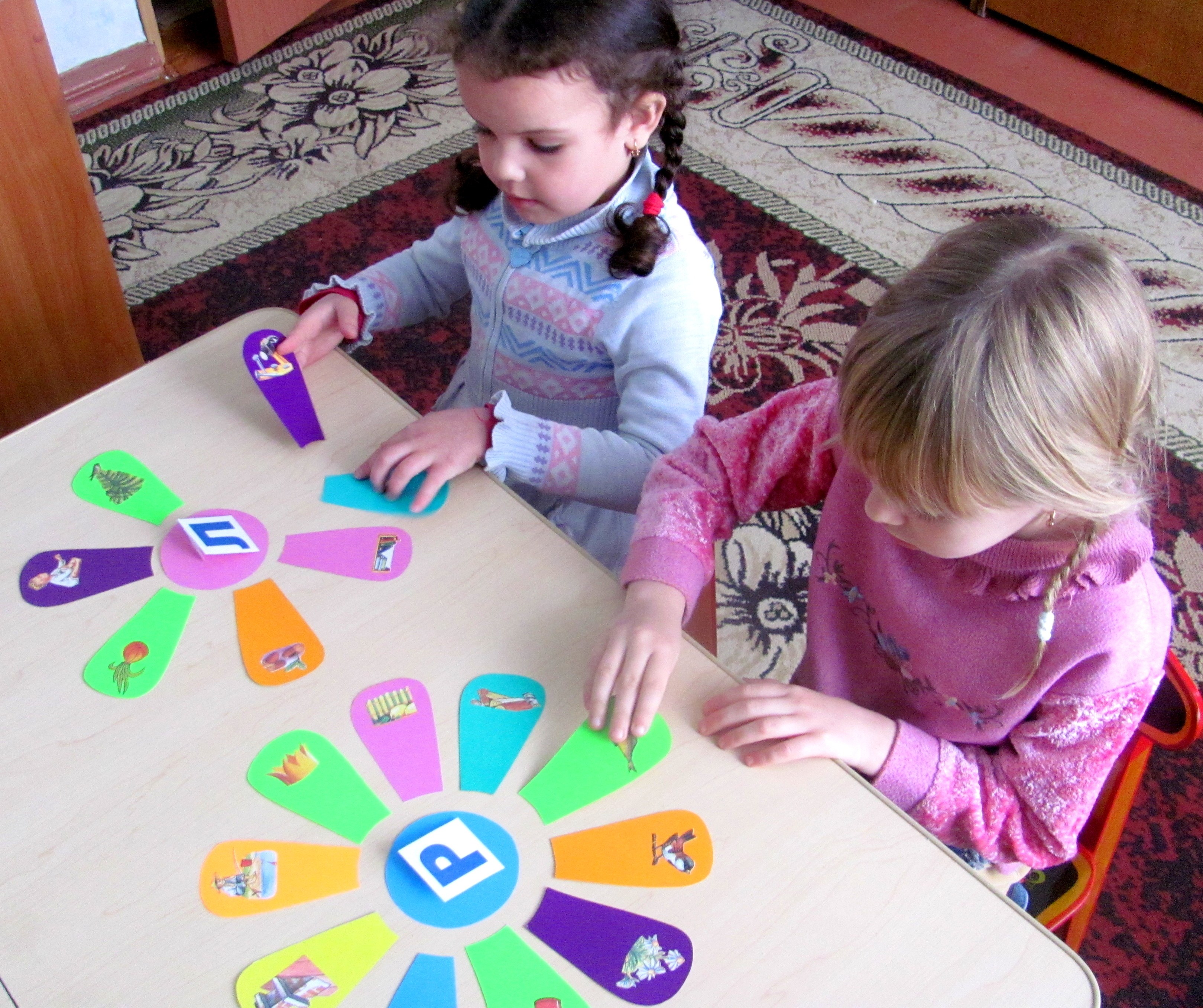 Нейроигра для воспитателя. Развивающие игрушки для логопеда. Дети на занятии в детском саду. Игровые пособия в детском саду. Дидактические игрушки для дошкольников.