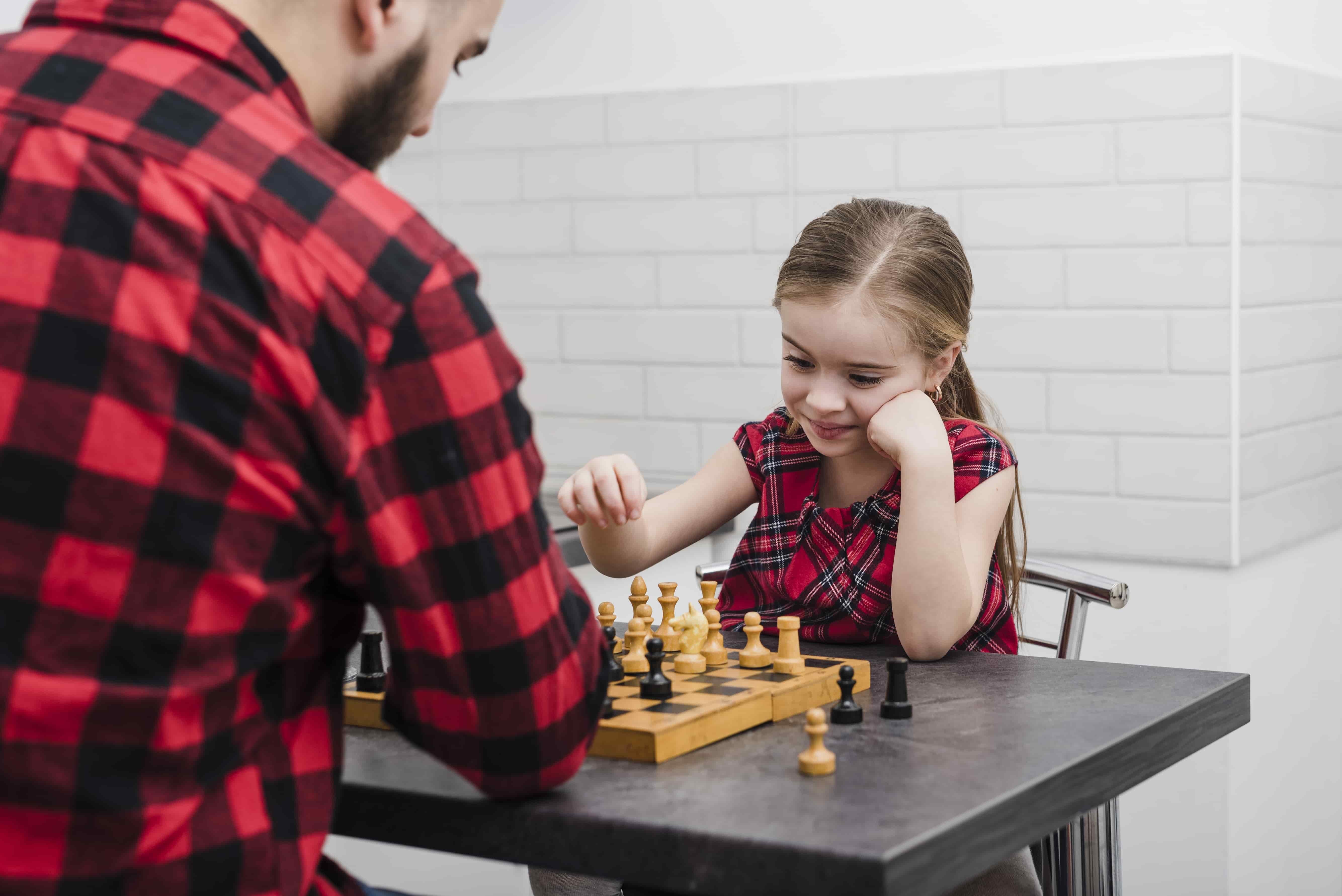 Как научиться играть в шахматы взрослому. Шахматы для детей. Шахматы дети и взрослые. Игра в шахматы дети. Шахматы семья.