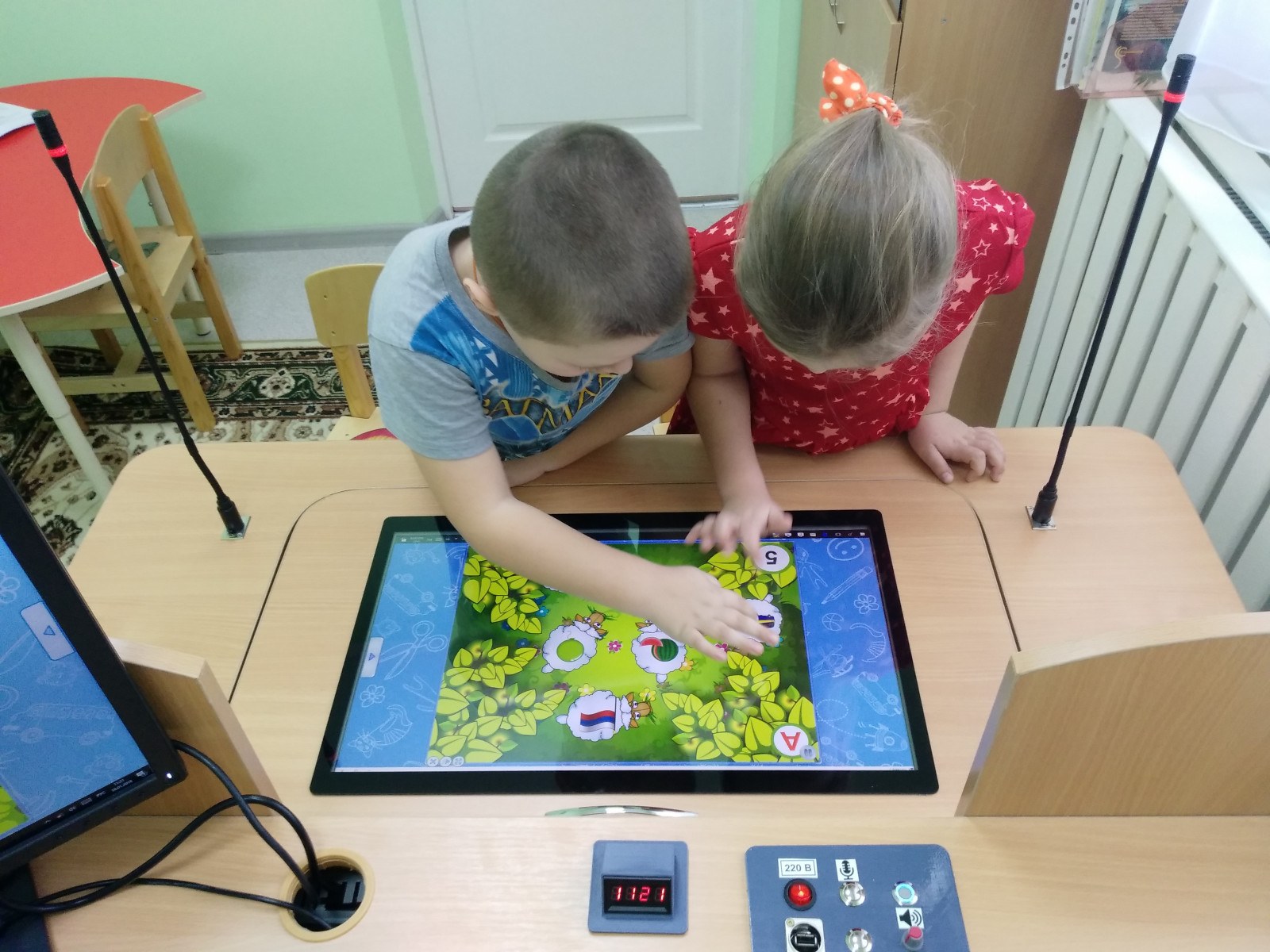 Икт игра старшая группа. Интерактивные столы для дошкольных учреждений. Интерактивный стол для детей. Интерактивный стол для детей игры. Интерактивная доска для логопеда.
