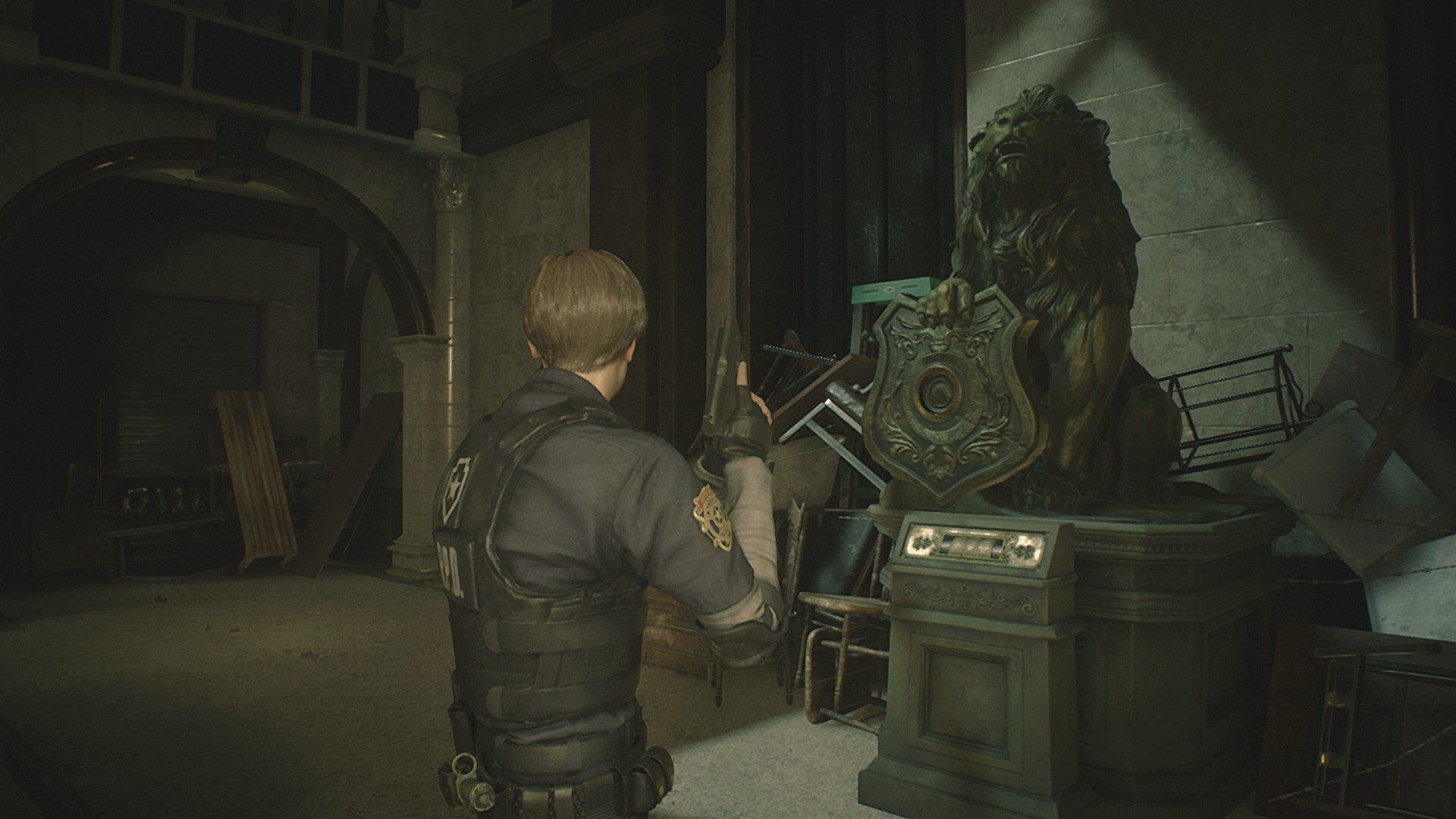 Resident evil 2 remake коды от статуй. Статуя резидент эвил 2. Resident Evil 2 статуя Льва. Статуя Льва Resident Evil 2 Remake. Статуя Льва резидент 2 ремейк.