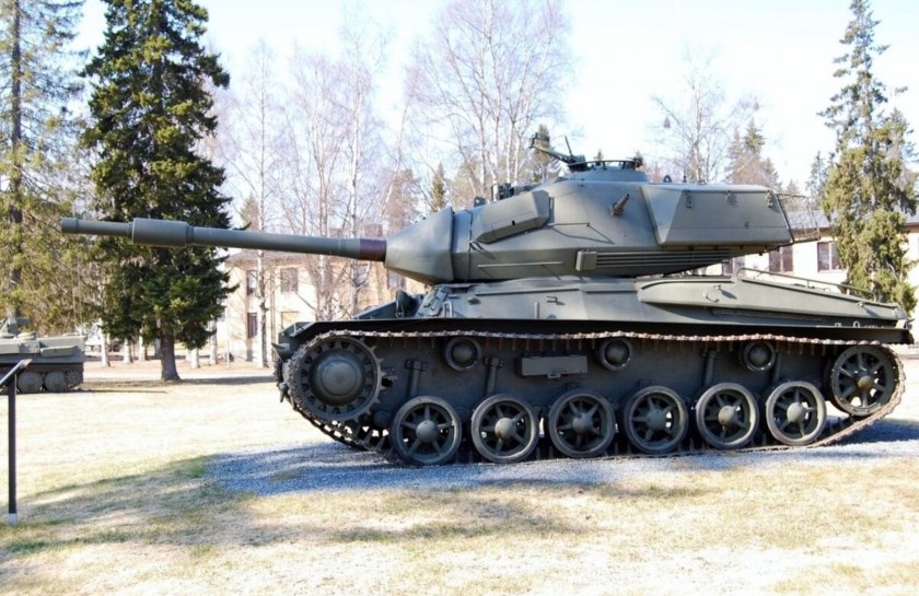 Шведский танк Strv 74 сбоку