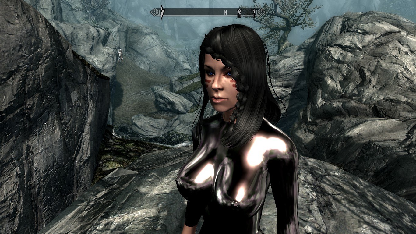 Skyrim le mods. Skyrim CBBE латекс. Скайрим latex. Latex Catsuit Skyrim. Скайрим латексная броня.